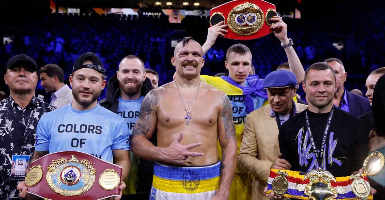 BOXING-HEAVYWEIGHT-USYK-JOSHUA Oleksandr Usyk celebrates with his team after winning his fight against Anthony Joshua. Photo: Reuters/Andrew Couldridge