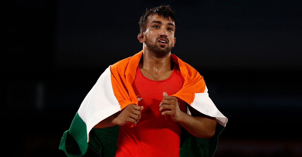 GAMES-COMMONWEALTH/ India's Naveen celebrates after winning gold after his match against Pakistan's Muhammad Sharif Tahir. Photo: Reuters/ Jason Cairnduff
