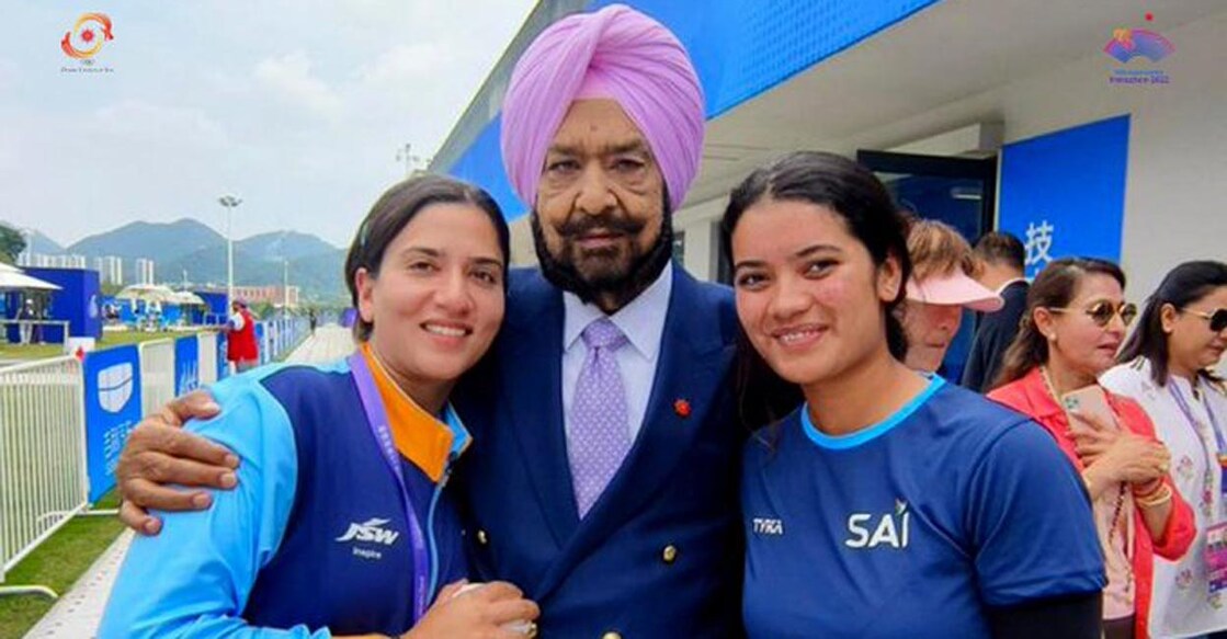 Rajeshwari Kumari with her Randhir and teammate Preeti Rajak. Photo: OCA