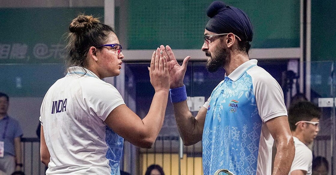 Dipika Pallikal and Harinder Pal Singh Sandhu celebrate a point. Photo: PTI/Gurinder Osan