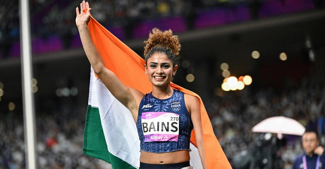 Harmilan Bains celebrates after clinching silver medal in 800m. Photo: AFP/ Jung Yeon-je 