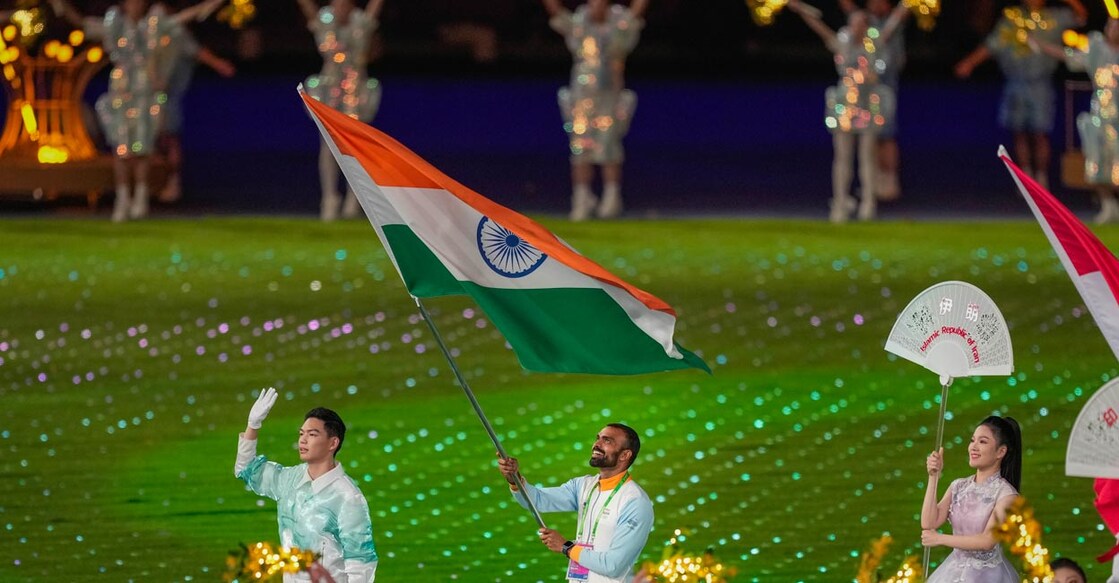 Hockey goalkeeper P R Sreejesh carries the Indian flag during the closing ceremony. Photo: PTI/Gurinder Osan