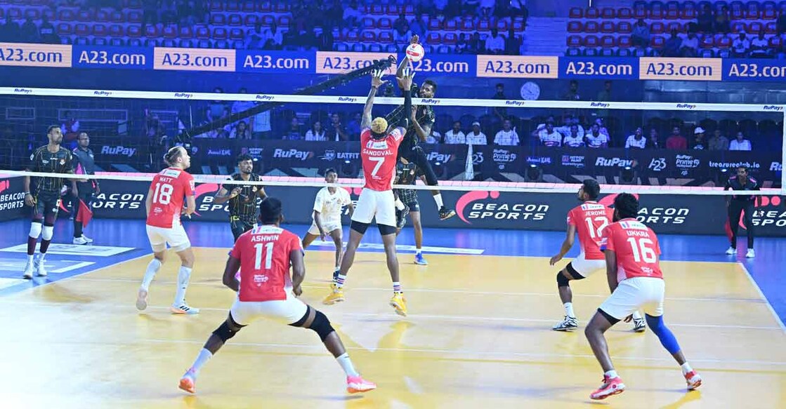 Action between Calicut Heroes (red) and Ahmedabad Defenders. Photo: PVL