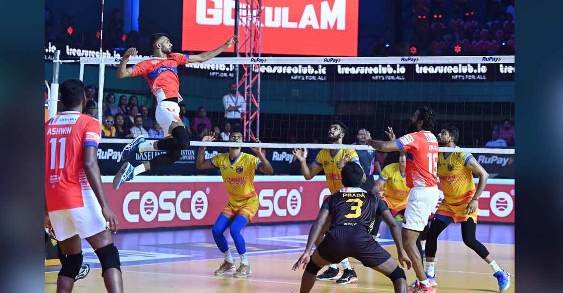 Action between Calicut Heroes (red) and Chennai Blitz. Photo: PVL