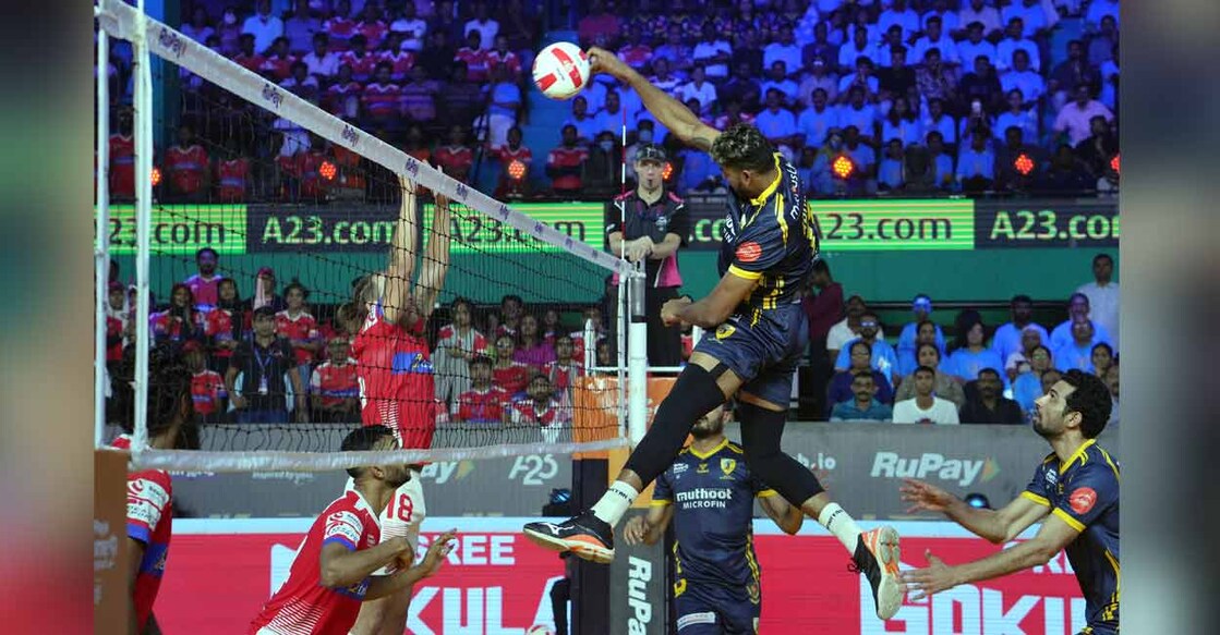 Action between Kochi Blue Spikers (blue) and Calicut Heroes. Photo: PVL