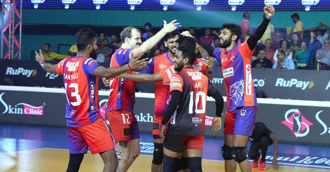 Kolkata Thunderbolts' players celebrate their victory over Chennai Blitz. Photo: PVL