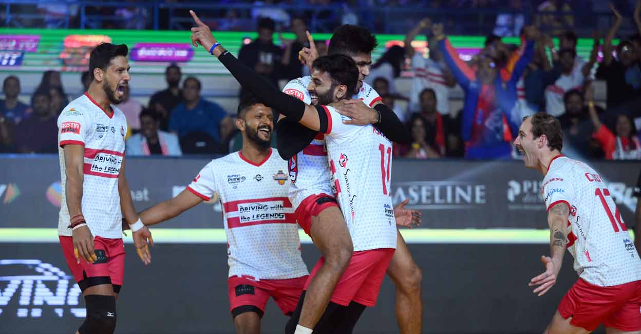 Players of Kolkata Thunderbolts celebrate a point against Bengaluru Torpedoes. Photo: PVL