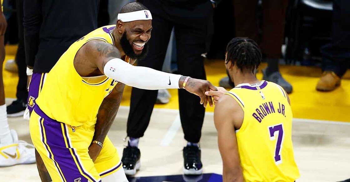 LeBron James celebrates with Troy Brown Jr after breaking the record. Photo: AFP/Ronald Martinez