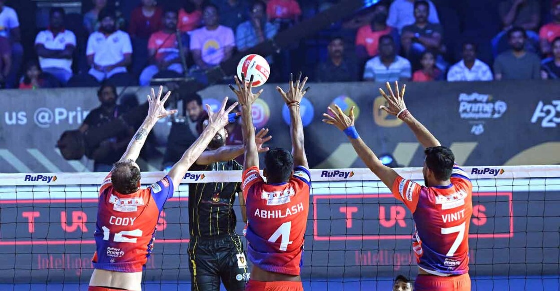 Action between Kolkata Thunderbolts and Ahmedabad Defenders at the Regional Sports Centre in Kochi on Thursday. Photo: PVL