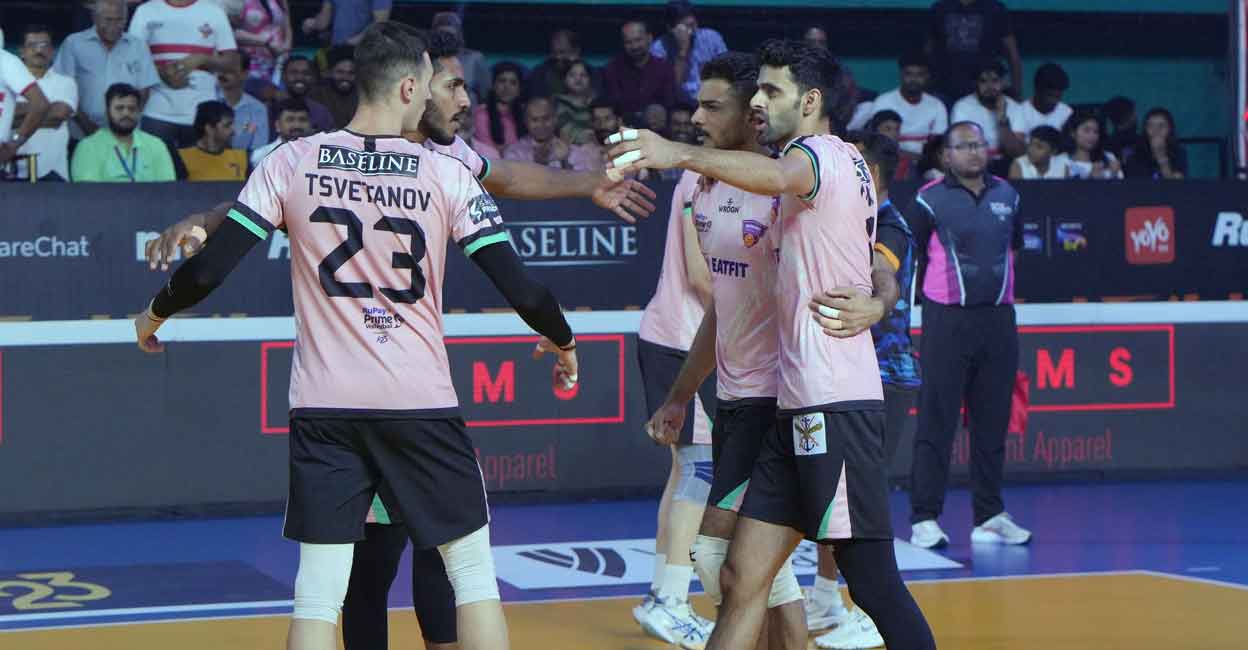 Bengaluru Torpedoes players celebrate a point. Photo: PVL