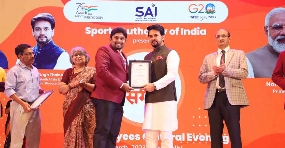 Hersen receives the award from Sports Minister Anurag Thakur. Photo: Special Arrangement