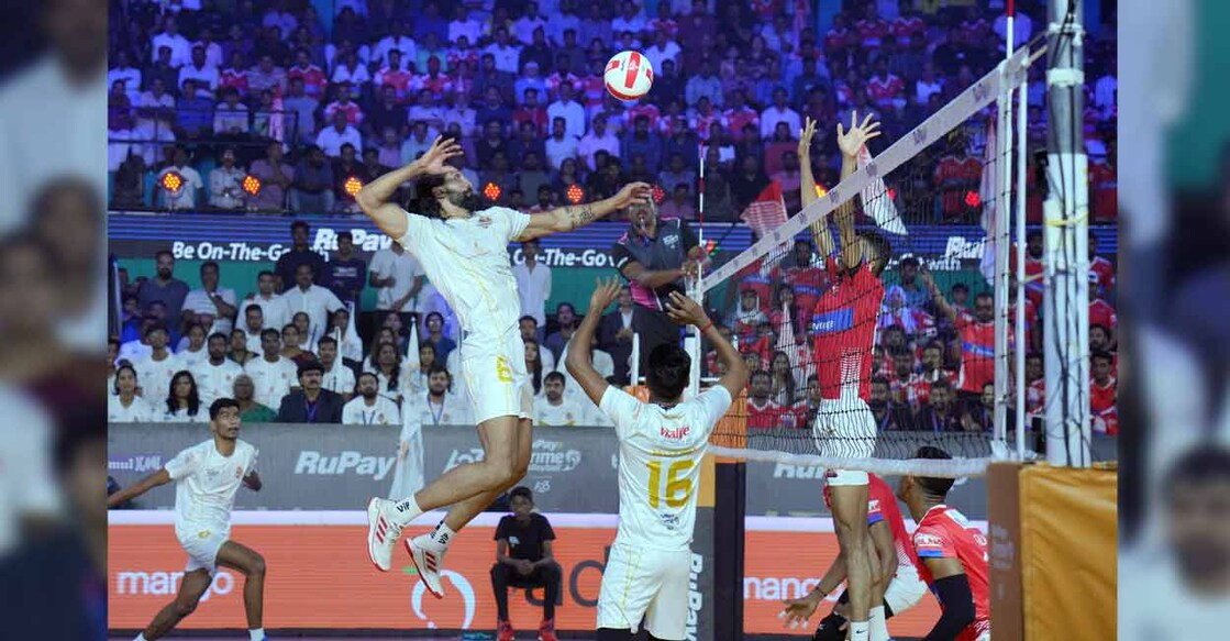 Ahmedabad Defenders on the attack against Calicut Heroes in the semifinal of the Prime Volleyball League at the Regional Sports Centre in Kochi on Saturday. Photo: PVL