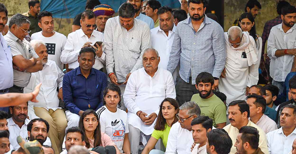 Protesting wrestlers get support from political leaders Former Haryana CM Bhupinder Singh Hooda with wrestlers Vinesh Phogat, Sakshi Malik, Bajrang Punia and others at Jantar Mantar. Photo: PTI/Vijay Verma