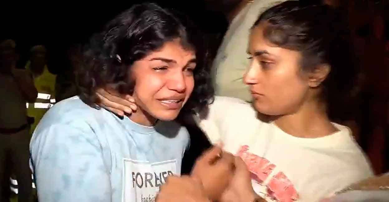 Sakshi & Vinesh Sakshi Malik is consoled by Vinesh Phogat. Photo: PTI