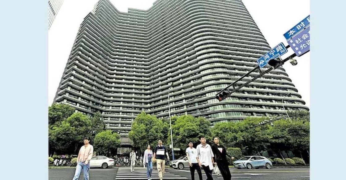 The Regent international Apartment is a 206-metre-tall 39-storey structure.