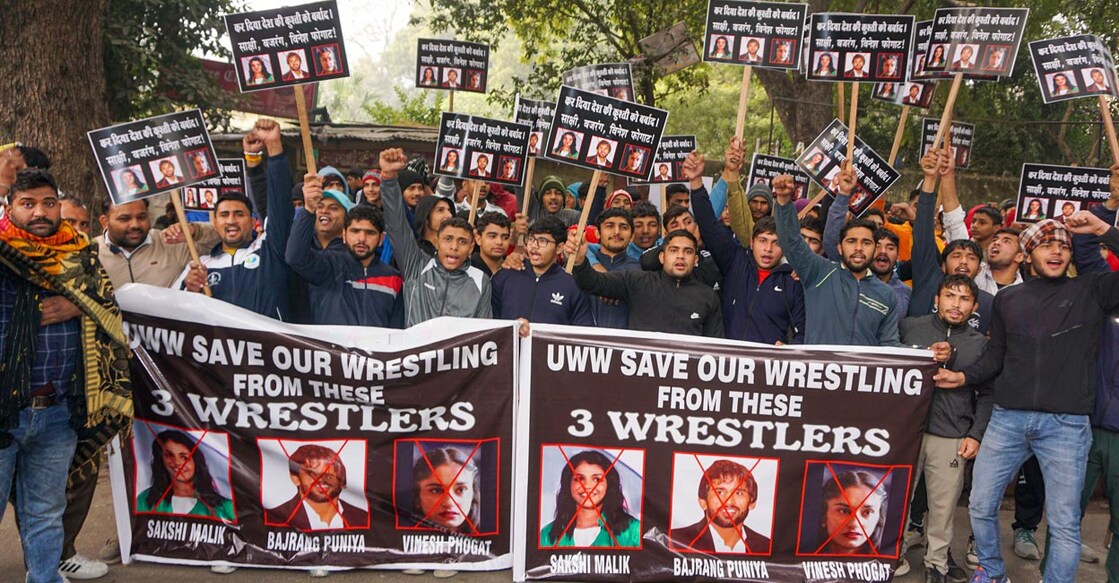 Young wrestlers hold placards during a protest against grapplers Sakshi Malik, Bajrang Punia and Vinesh Phogat at Jantar Mantar on Wednesday. Photo: PTI