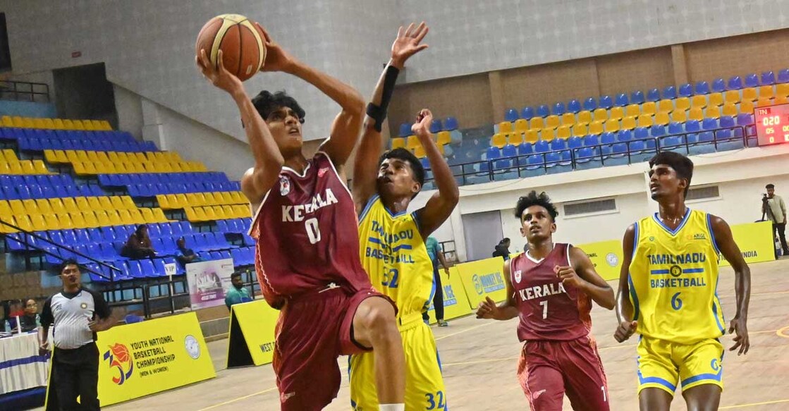 Kerala in action against Tamil Nadu (yellow) in a group match of the 39th Youth National Basketball Championship in Kolkata. Photo: Special arrangement