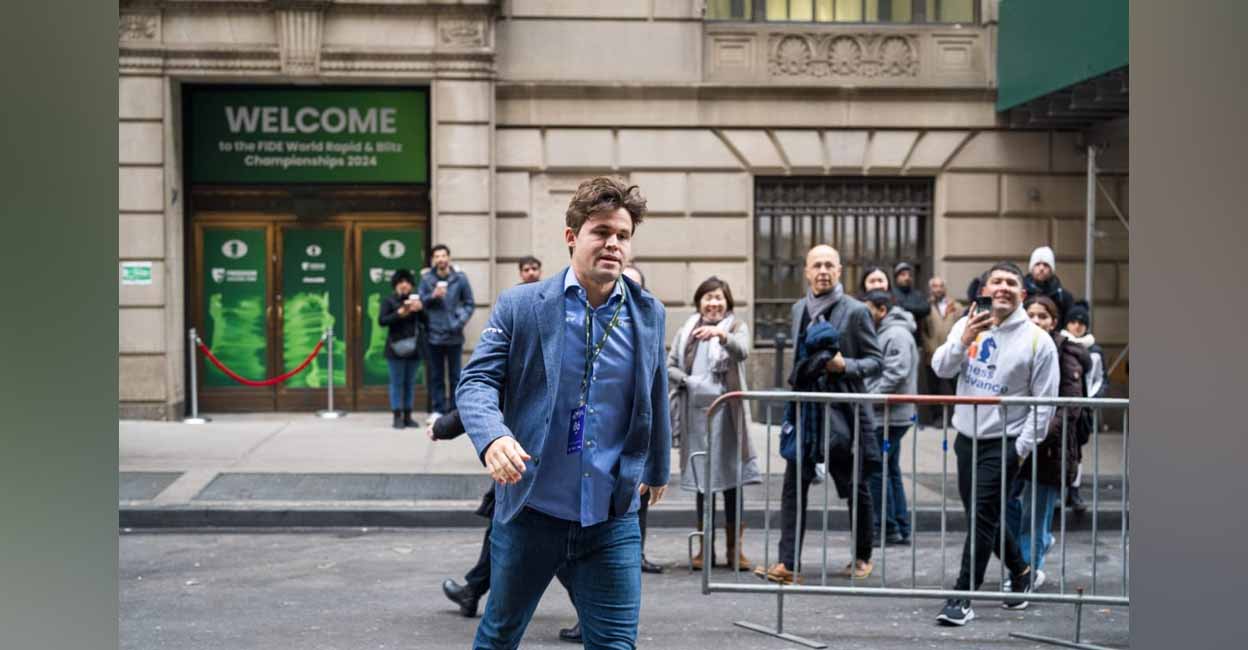 Magnus Carlsen leaves the World Rapid and Blitz Chess Championship venue in New York on Saturday. Photo: FIDE