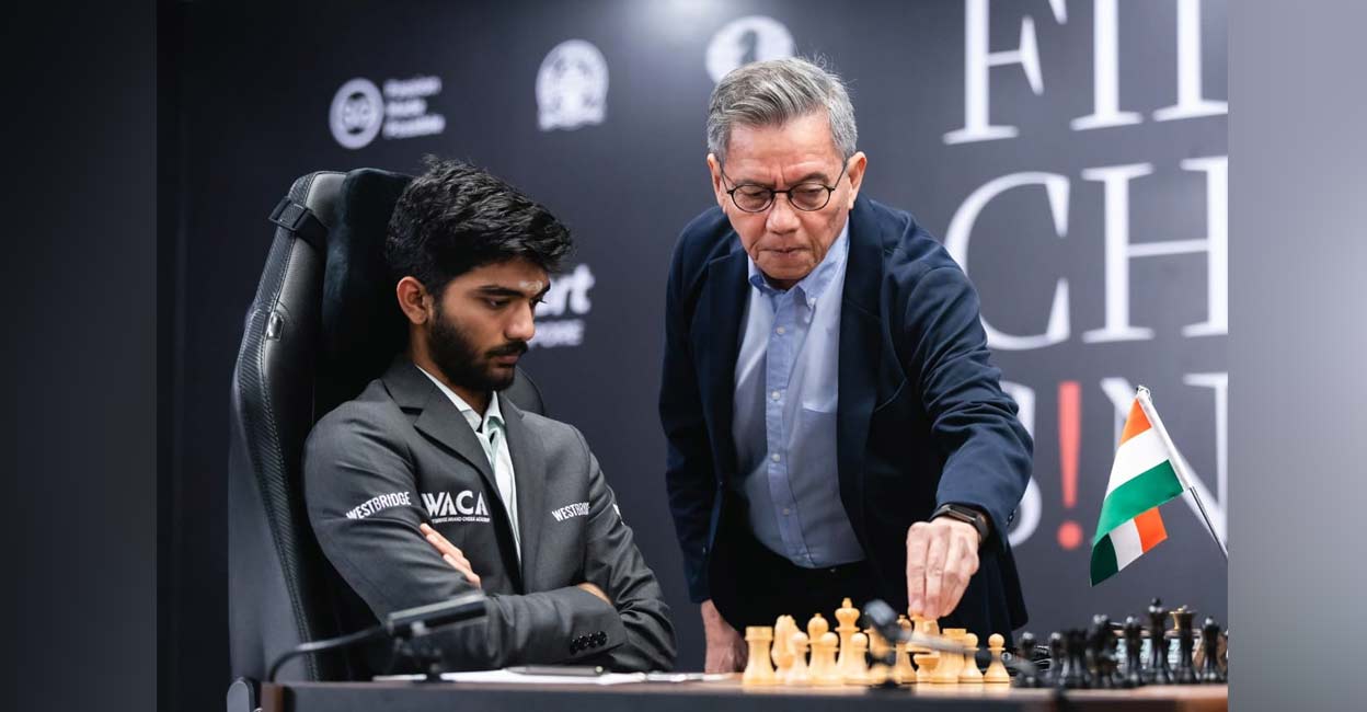 Veteran Philippine Grandmaster Eugene Torre makes the ceremonial first move for D Gukesh against Ding Liren in Game 11. Photo: X/@FIDE