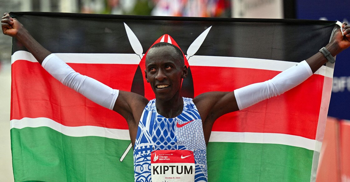 Kelvin Kiptum of Kenya celebrates after setting a new world record time of 2:00:35 at the 2023 Chicago Marathon. Photo: Reuters.