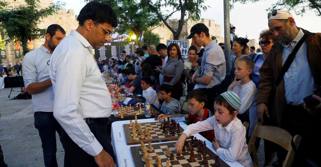 Viswanathan Anand plays simultaneous matches against tens of Israeli players during an event at Jerusalem's Old City's Jaffa Gate on April 30, 2018. File photo: Reuters/Ronen Zvulun