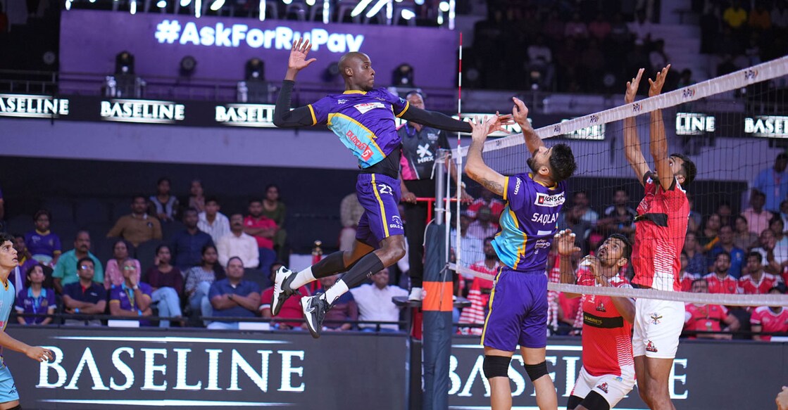 Action between Calicut Heroes (red) and Delhi Toofans. Photo: Prime Volleyball League