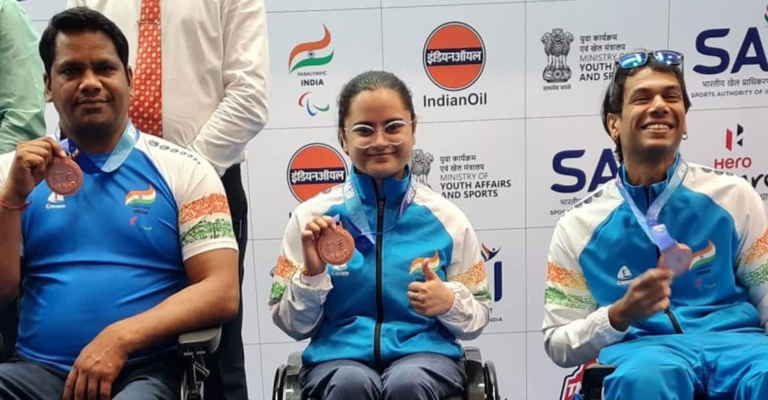 Sidhartha Babu (right), Deepak Saini and Avani Lekhara pose with their medals. Photo: Facebook/@sportsauthorityofindiaMYAS