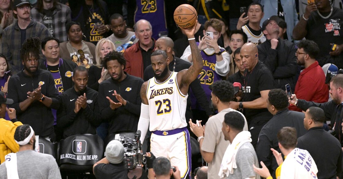 LeBron James acknowledges the crowd after scoring his 40,000th career point . Photo: USA TODAY Sports/Jayne Kamin-Oncea via Reuters