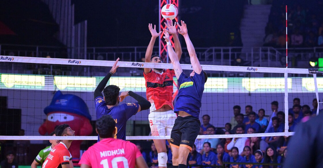 Action between Calicut Heroes (red) and Bengaluru Torpedoes. Photo: Prime Volleyball League