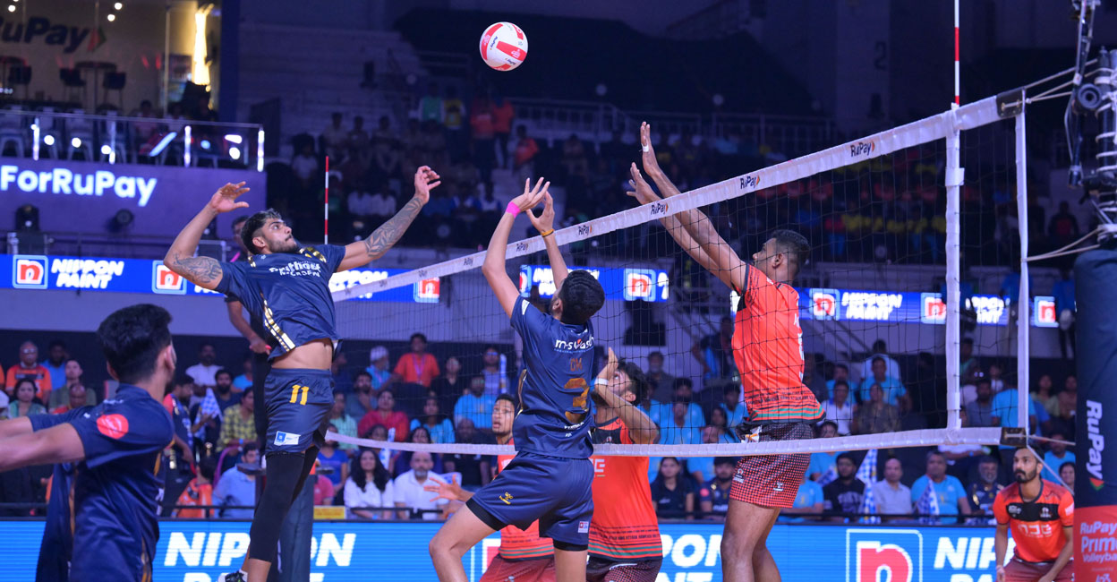 Kochi Blue Spikers (blue) in action against Hyderabad Black Hawks. Photo: Prime Volleyball League