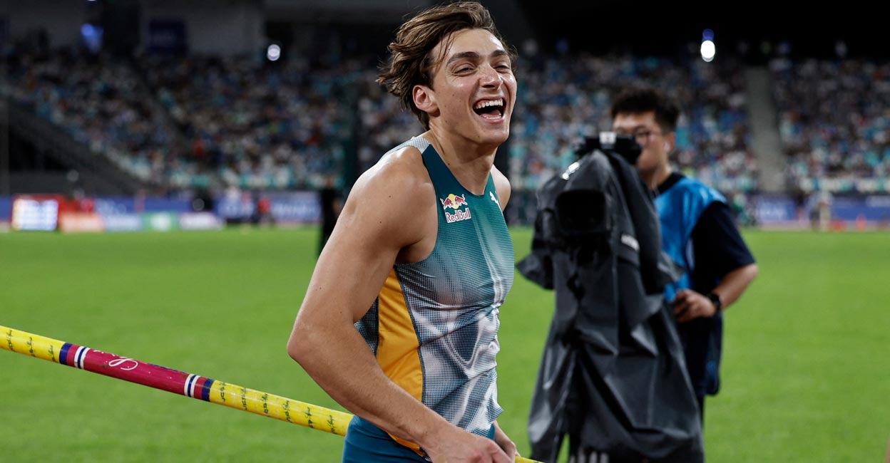 Armand Duplantis celebrates after winning the men's pole vault with a world record. Photo: Reuters/Tingshu Wang
