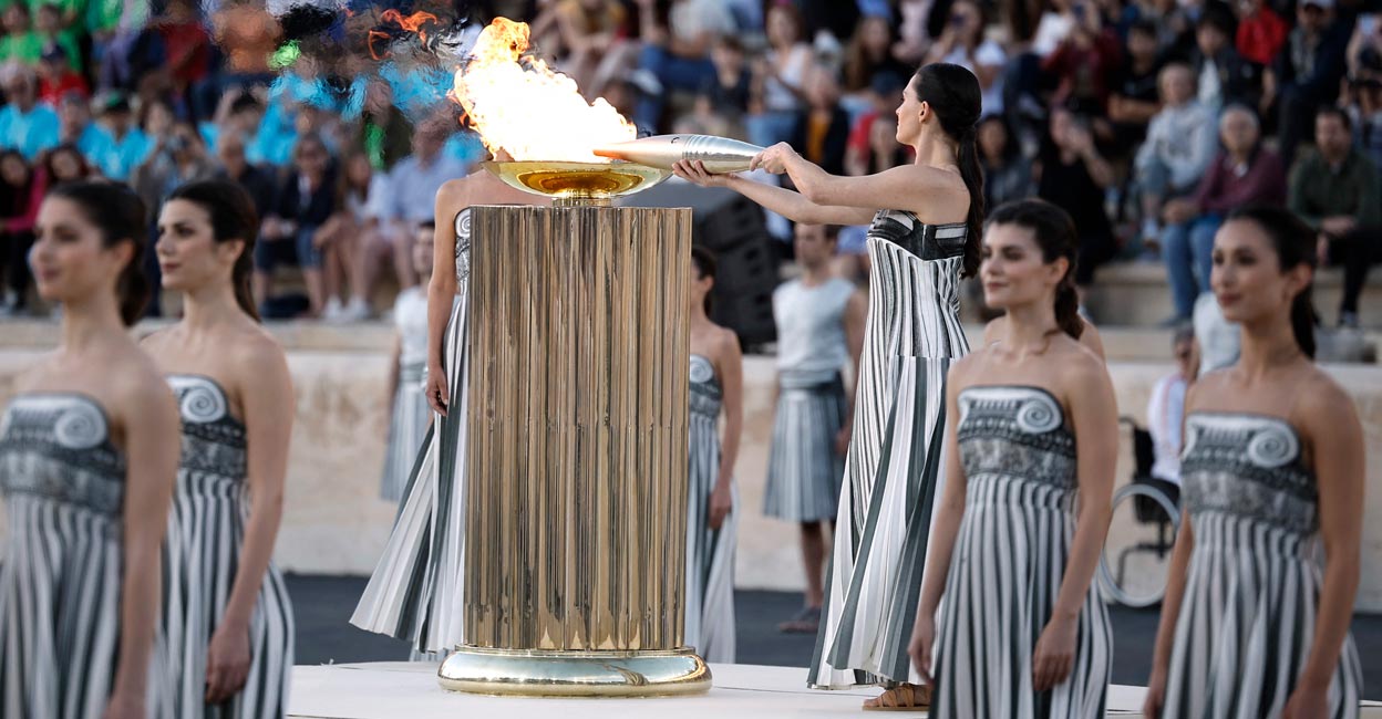 Mary Mina Greek actress Mary Mina, playing the role of High Priestess, holds an olympic torch by the cauldron. Photo: Reuters/Louiza Vradi