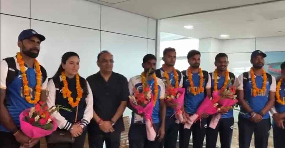Indian hockey team at Delhi airport. Photo: X/DD News