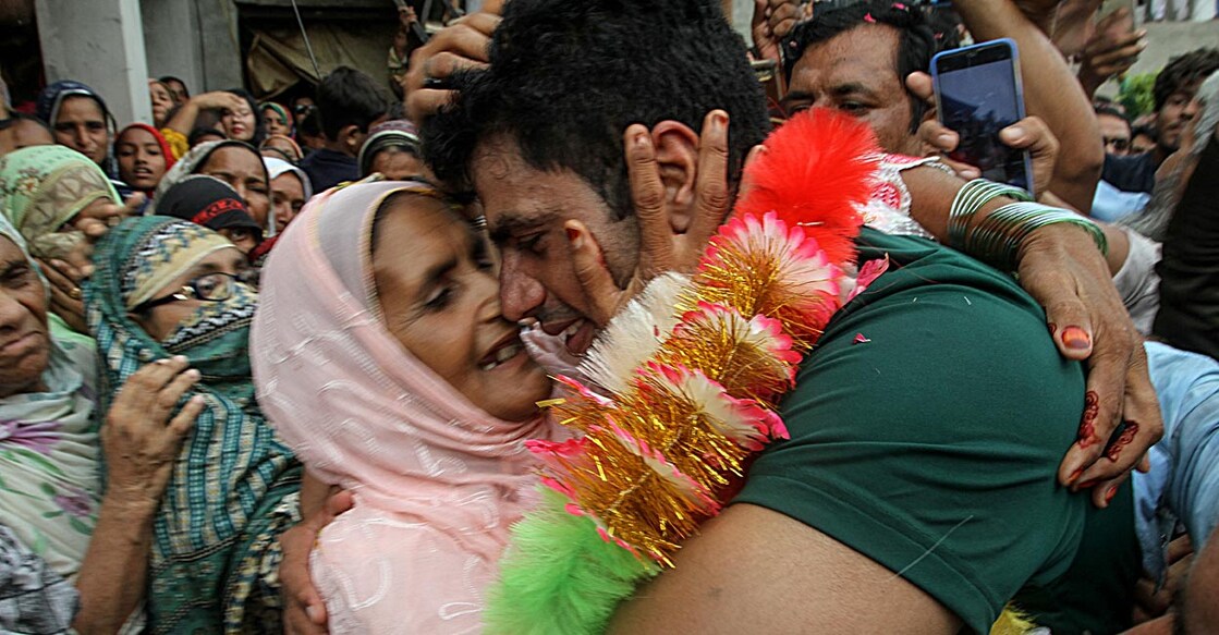 Arshad Nadeem is greeted by his mother Raziah Parveen upon his arrival at his hometown at Mian Channu. File photo: AFP