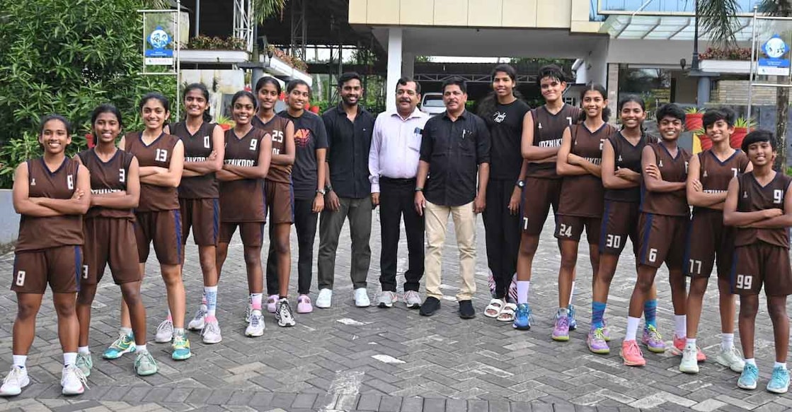 kozhikode-girls-youth-basketball-champs Kozhikode girls team pose with coaches and officials. Photo: Special arrangement