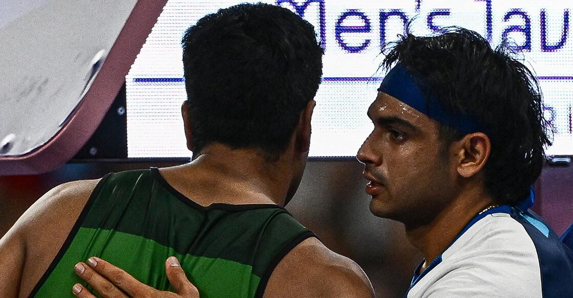 Neeraj Chopra congratulates Arshad Nadeem. Photo: AFP/Jewel Samad