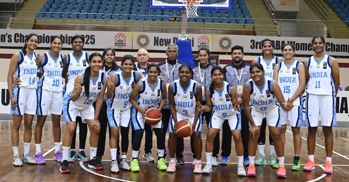 Indian team pose with officials. Photo: BFI