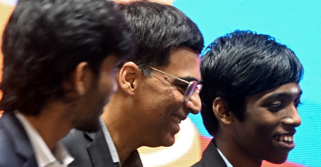 Viswanathan Anand with R Praggnanandhaa. File photo; AFP/ Dibyangshu Sarkar