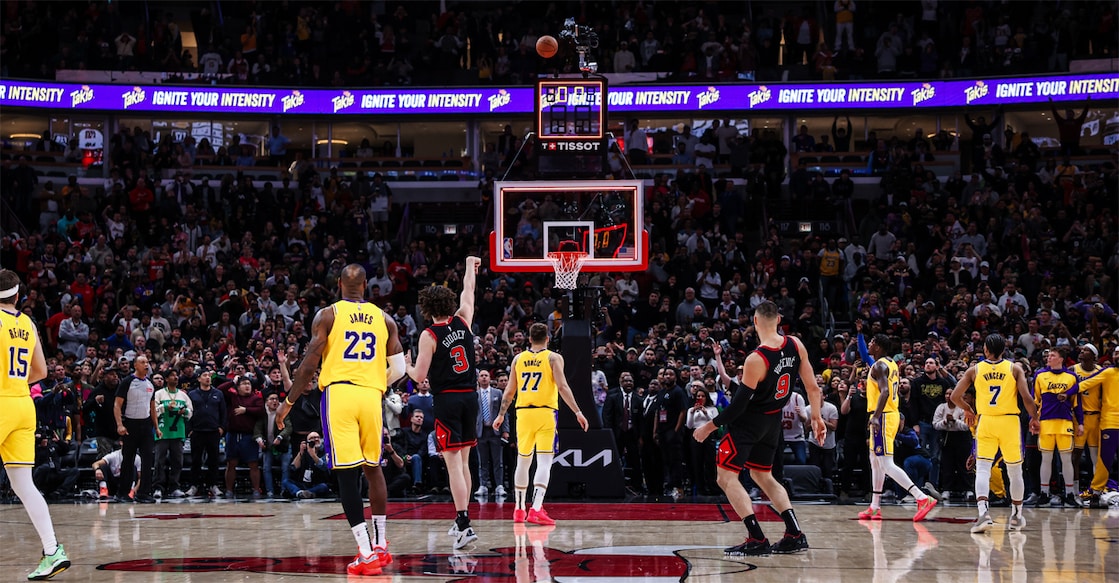 Chicago Bulls’ Josh Giddey goes for the buzzer beater against Los Angeles Lakers. Photo: X/@chicagobulls