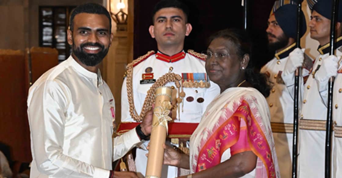 pr-sreejesh-mundu-padma-award P R Sreejesh receives the Padma Bhushan from President Droupadi Murmu at the Rashtrapati Bhavan on April 28, 2025. Photo: X/@rashtrapatibhvn