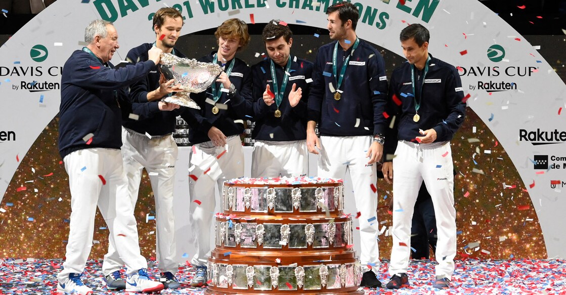 From left: Russia's captain Shamil Tarpischev, Daniil Medvedev, Andrey Rublev, Aslan Karatsev, Karen Khachanov and Evgeny Donskoy celebrate with the Davis Cup trophy. Photo:AFP/Oscar Del Pozo
