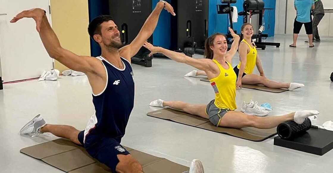 Djokovic attempts the splits