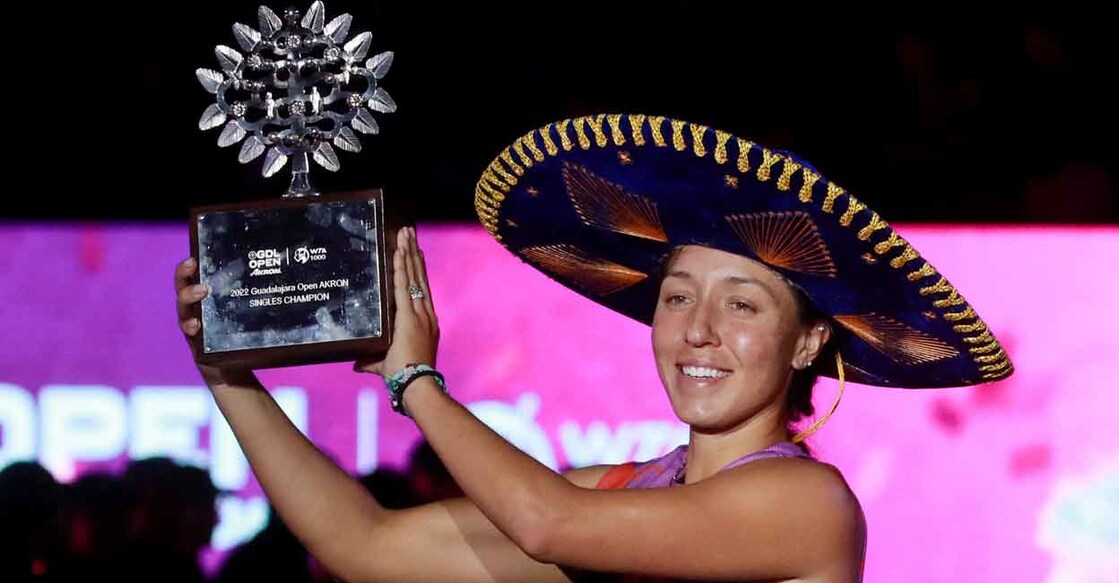 Jessica Pegula celebrates with the trophy. Photo: Reuters/Henry Romero