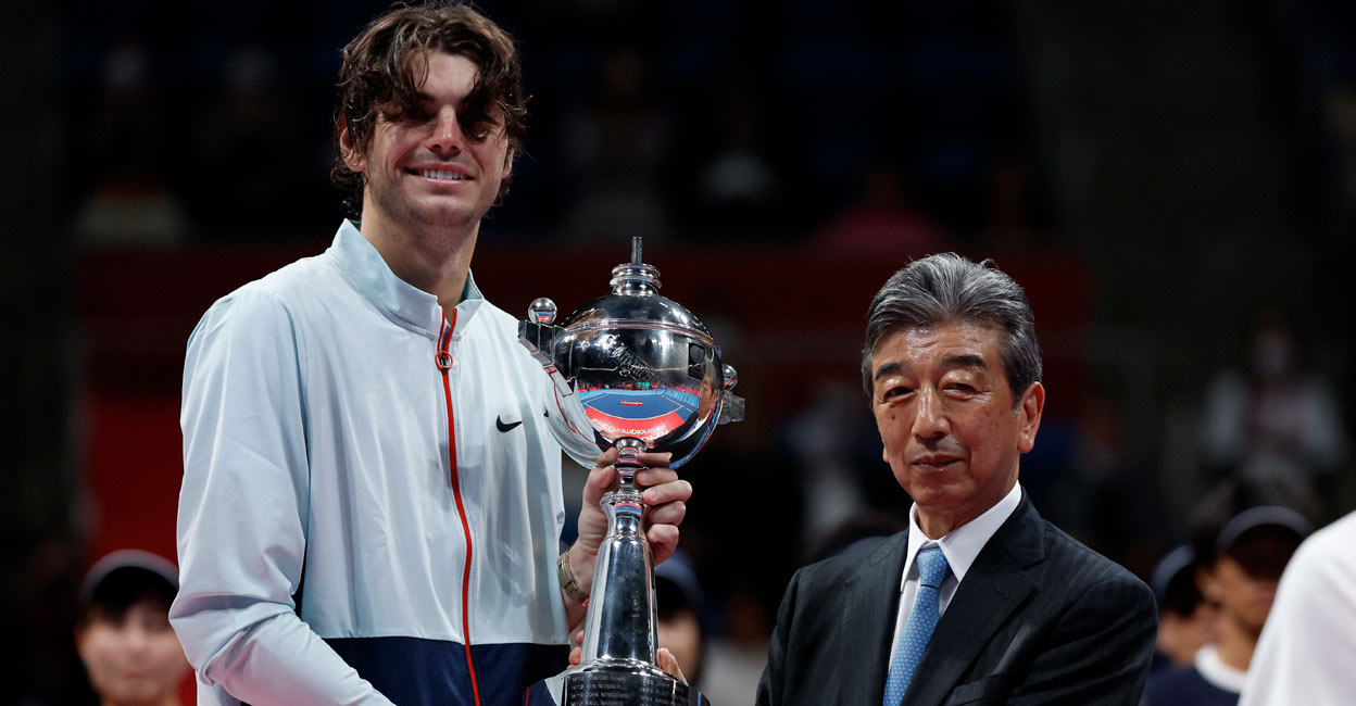 Taylor Fritz poses with the trophy. Photo: Reuters/Androniki Christodoulou