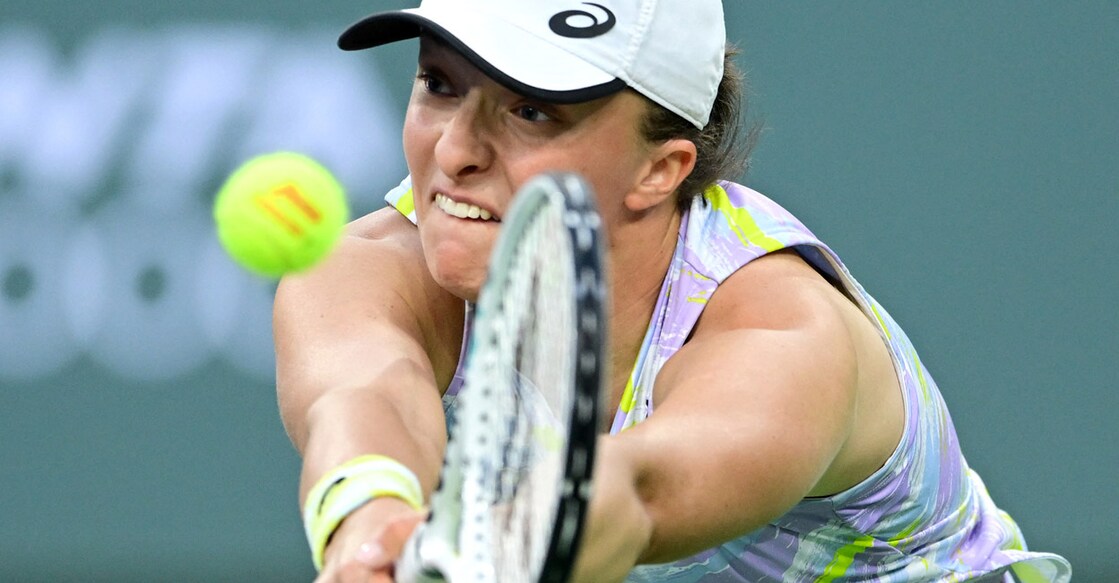 Iga Swiatek makes a return to Simona Halep. Photo: Jayne Kamin-Oncea-USA TODAY Sports/Reuters