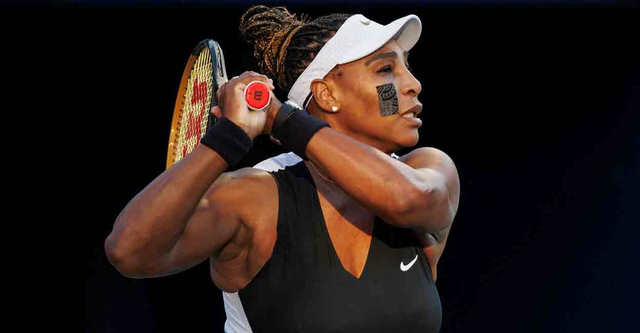 Veteran U.S. tennis player Serena Williams returns a ball during her match against Switzerland's Belinda Bencic during the National Bank Open in Toronto, Ontario, Canada August 10, 2022. Photo: REUTERS/Cole Burston