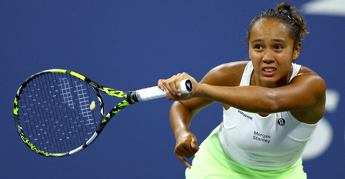 Leylah Fernandez makes a return to Liudmila Samsonova. Photo: AFP/Elsa