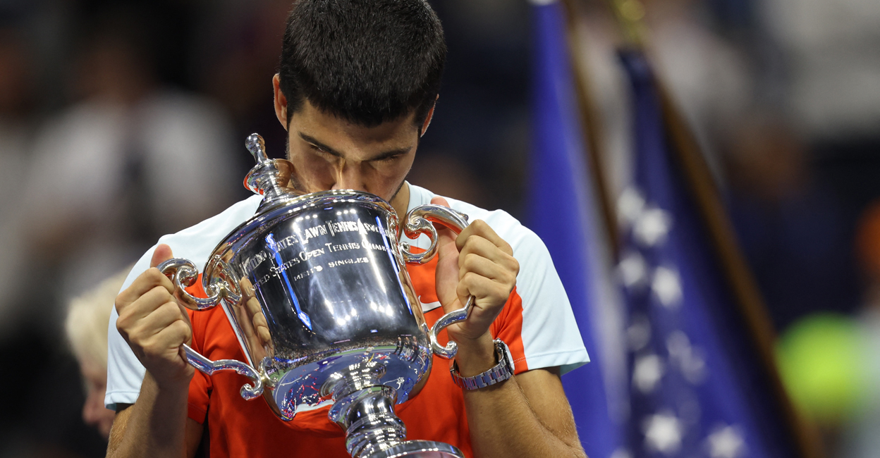 TENNIS-USOPEN Spain's Carlos Alcaraz celebrates with the trophy after winning the U.S. Open on September 11, 2022. Photo: REUTERS/Shannon Stapleton