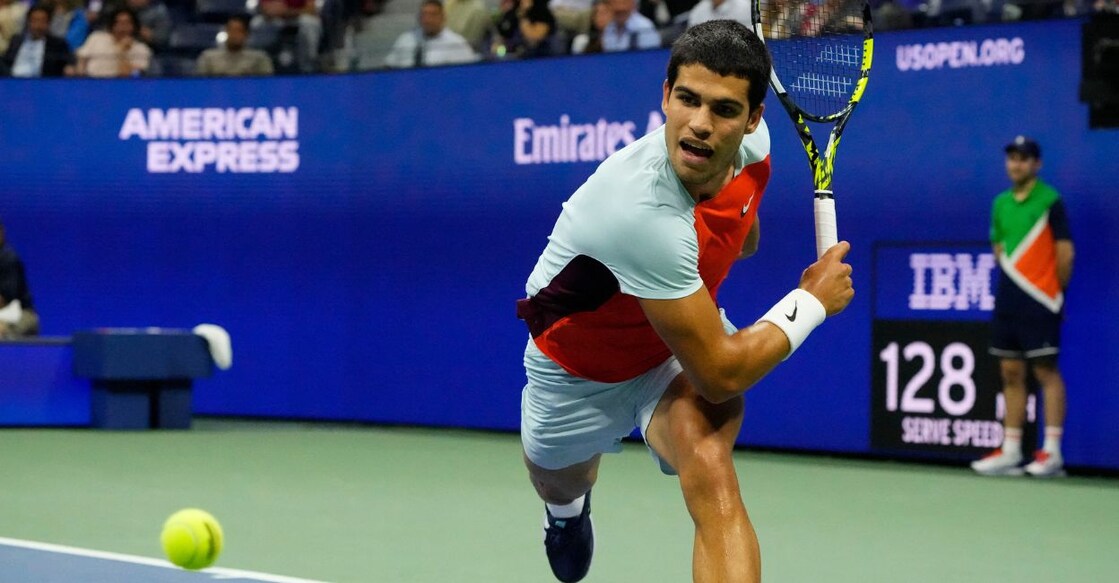 Carlos Alcaraz of Spain hits to Jannik Sinner of Italy on day ten of the 2022 U.S. Photo: Reuters