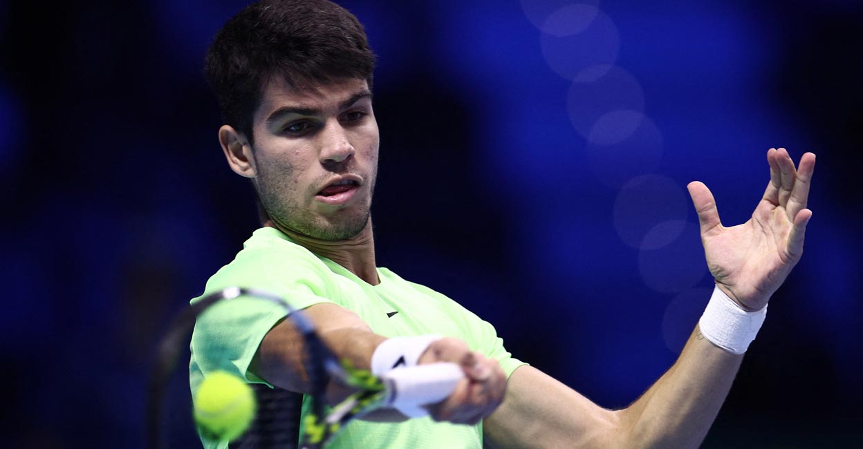 Carlos Alcaraz in action against Daniil Medvedev. Photo: Reuters/ Guglielmo Mangiapane